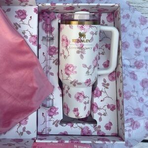Brand new! 40oz Ribbon Rosa Love Shack Fancy
× Stanley Limited Edition Cup